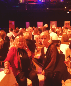 Edith Kneifl (li) und Tatjana Kruse (re) nach der Preisverleihung.