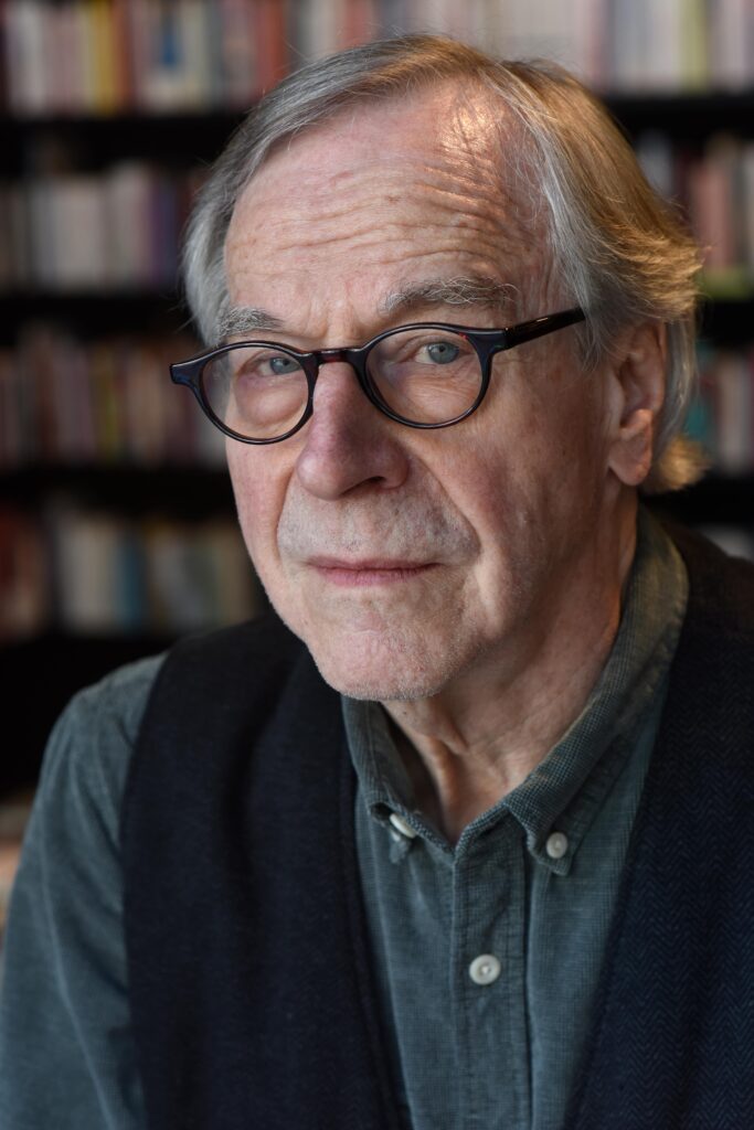 Klaus Merz, geboren 1945 in Aarau, lebt als freier Schriftsteller in Unterkulm/ Schweiz. Er gilt als einer der bedeutendsten Schweizer Gegenwartsautoren. Seine Werke wurden vielfach übersetzt und ausgezeichnet, u.a. mit dem Hermann-Hesse-, Gottfried-Keller-, Friedrich-Hölderlin-, Christine-Lavant-Preis und zuletzt mit dem Schweizer Grand Prix Literatur 2024.